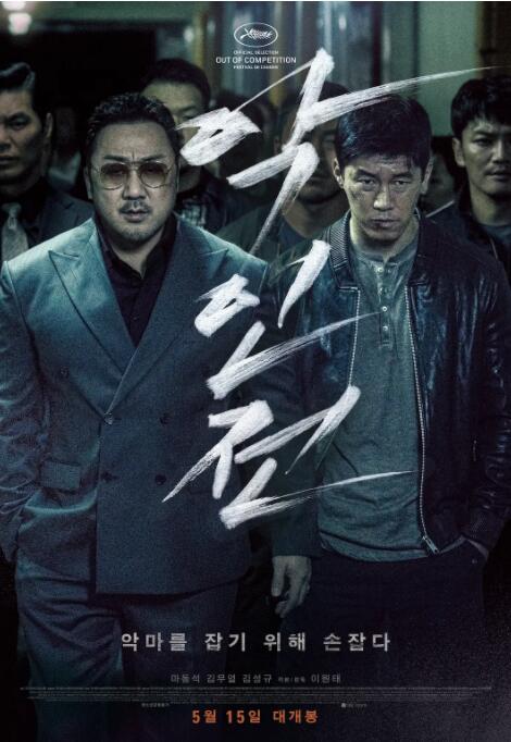 周意宁夜间站在旧公寓走廊的侧影
